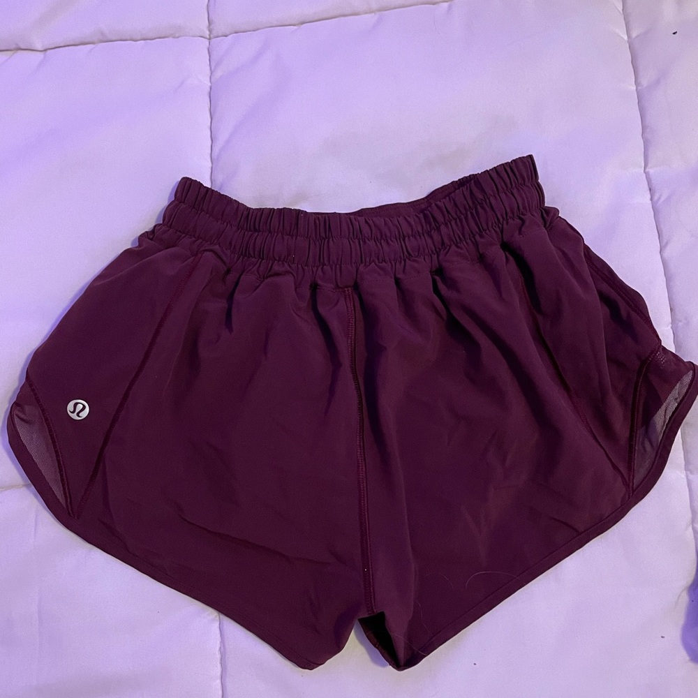 lululemon hotty hot low rise 2.5-inch short